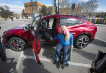 ¿ De qué manera un simulador de Ford ayuda a las personas que han sufrido accidentes ?