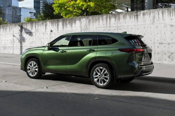 2023_toyota_highlander_4dr-suv_limited_rq_oem_1_815x543.jpg