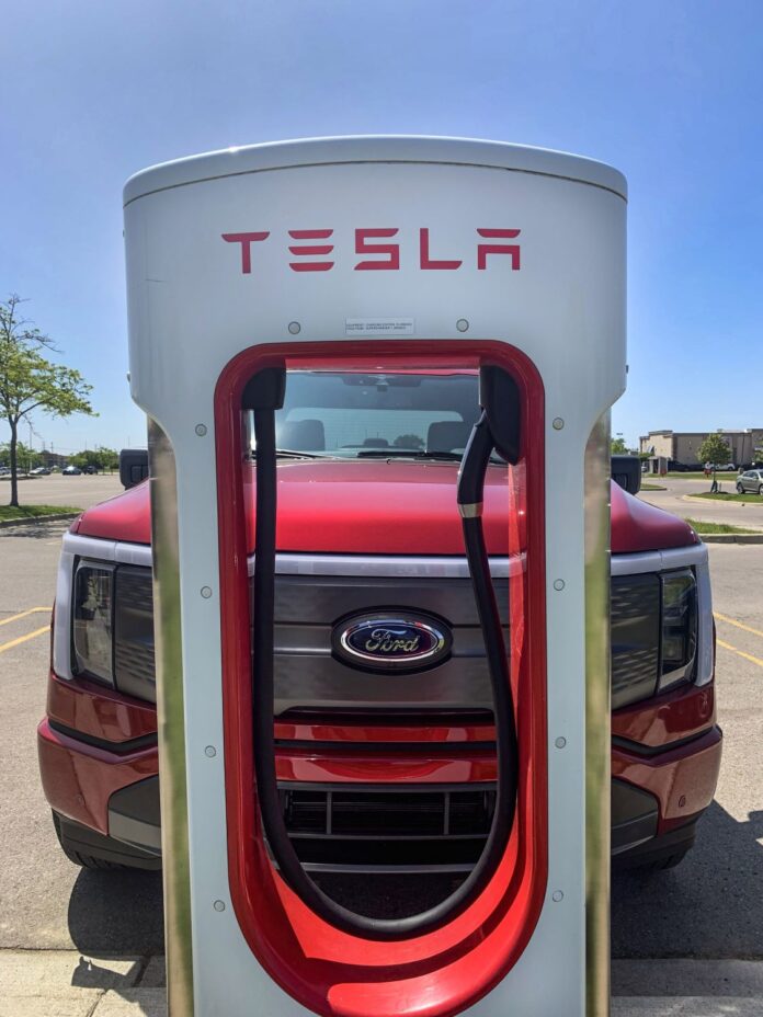 Ford_Tesla_F-150Lightning.jpg