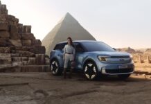 La aventurera Lexie Alford con un Ford Explorer EV, completa su aventura de dar la vuelta al mundo