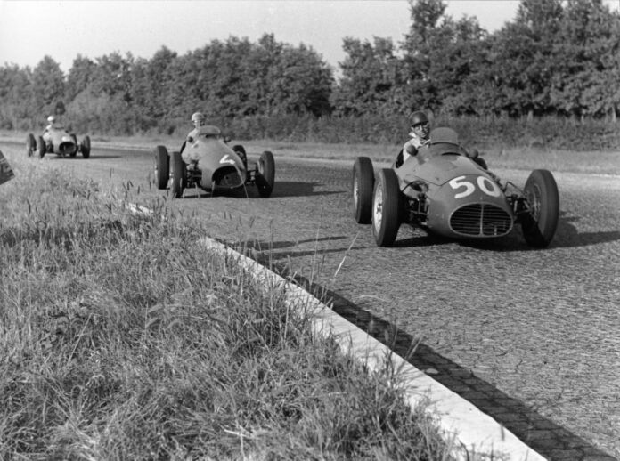 MaseratiA6GCMguidatadaFangioalGPDItalia1953.jpg