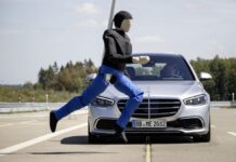 ¿Cuáles son los sistemas de Mercedes-Benz que contribuyen a aumentar la seguridad de los usuarios en las carreteras?