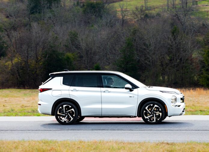 Mitsubishi_OutlanderPHEV_Selects-11-1200x874-1.jpg