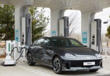 ¿Cómo funciona el robot automático de Hyundai para la recarga de un vehículo eléctrico?