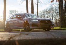 Acura TLX Type S del 2024, se disfruta en una carretera con curvas suaves