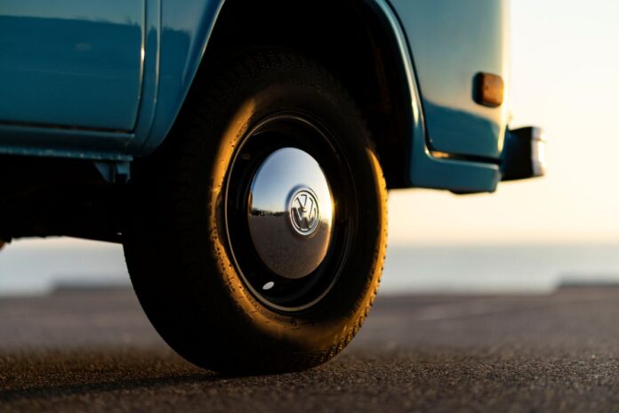 1977-Volkswagen-Bus-Azul-More-Than-Productions-4919.jpg